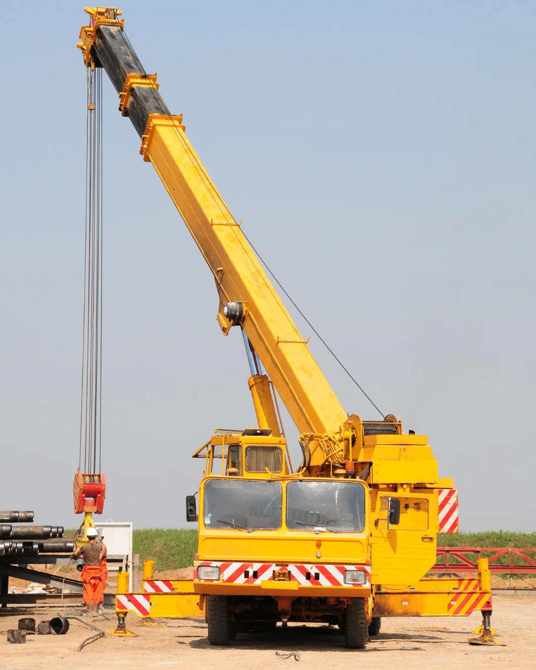 Choosing the right crane for Mumbai projects depends on lifting capacity, site conditions, load size, and project requirements.